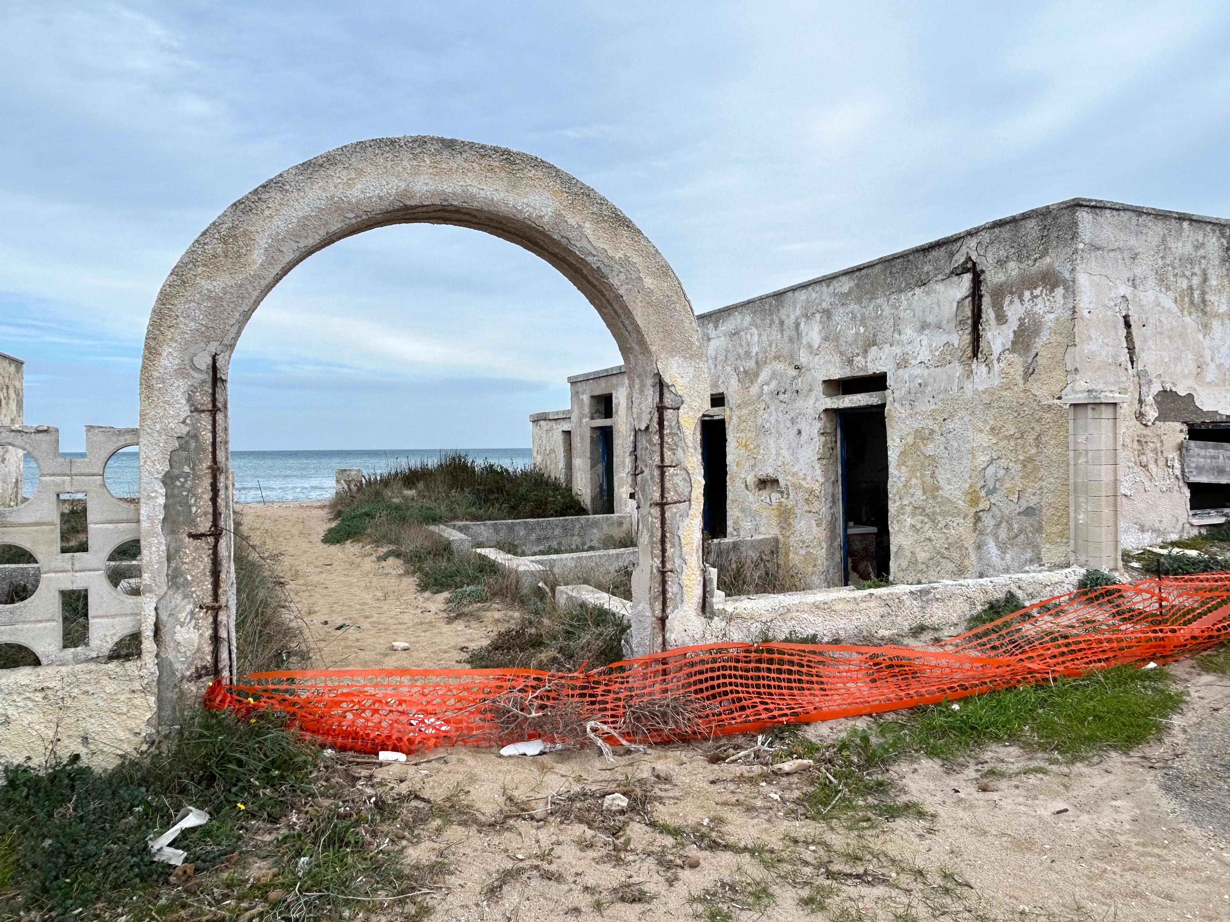 Demolito Lex Lido Rella La Spiaggia Di Frigole Torna Visibile