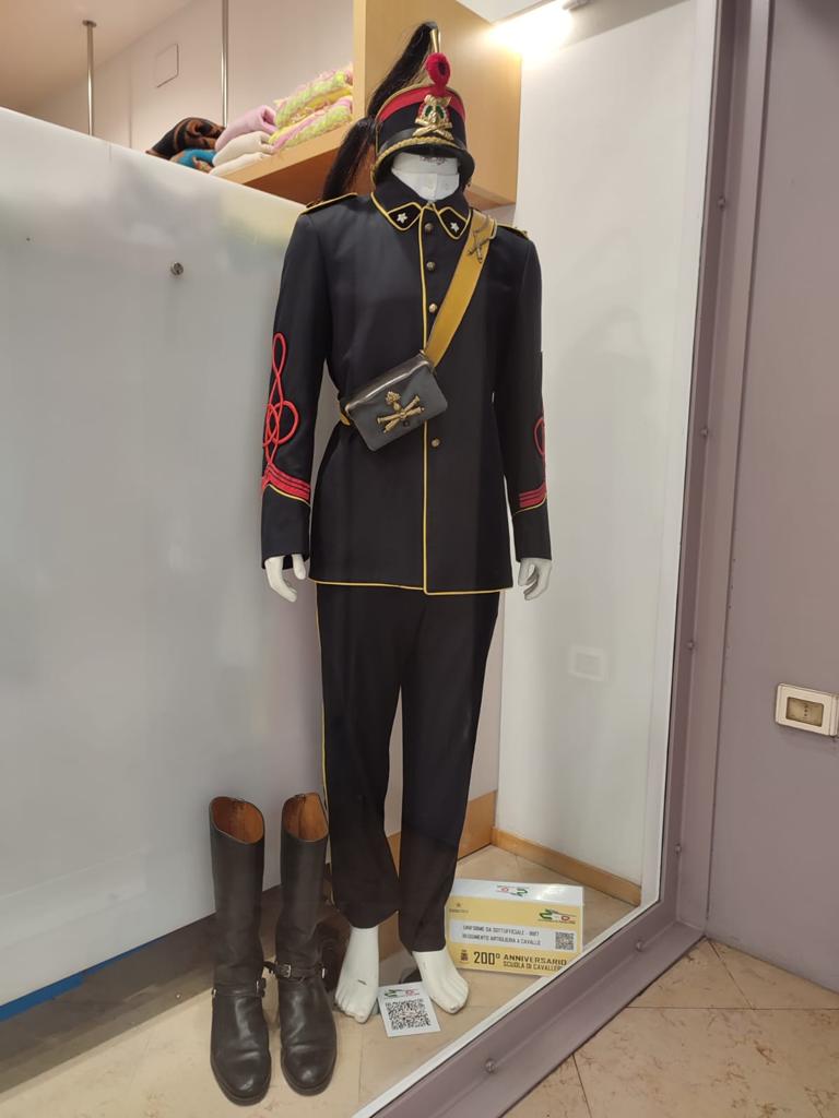 A Nard In Mostra Le Uniformi Storiche Dell Esercito