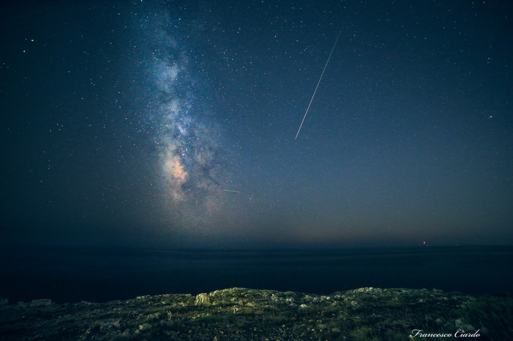 una stella cadente illumina punta ristola davanti alla via lattea