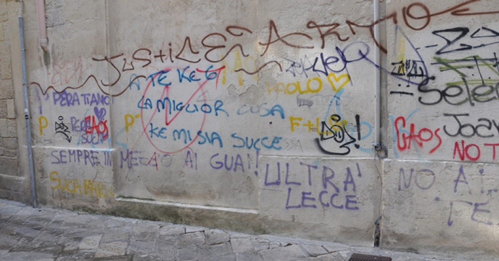 Vandali Nel Centro Storico Graffiti E Scritte Sui Muri Vicoli Diventati Toilette A Cielo Aperto