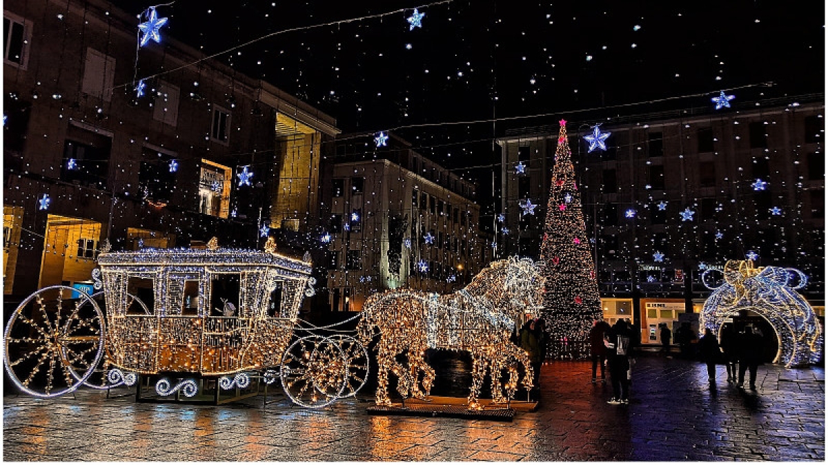 Immagini Natalizie Spettacolari.Natale A Lecce Paesaggio Fiabesco In Piazza Sant Oronzo