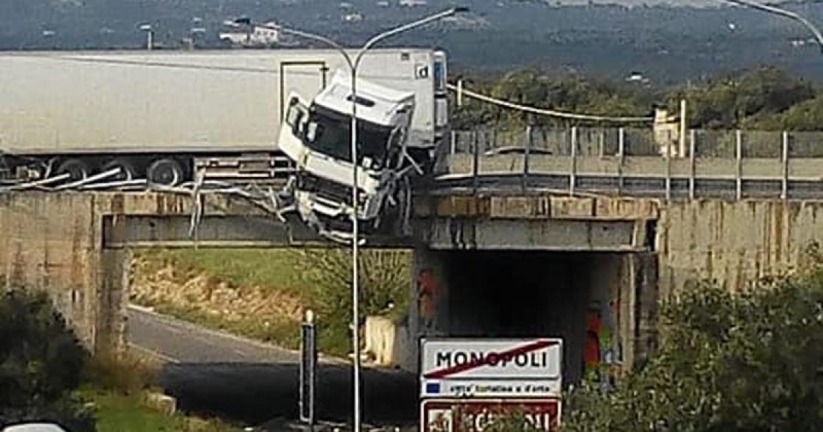 monopoli spaventoso incidente sulla ss16 tir in bilico su un ponte