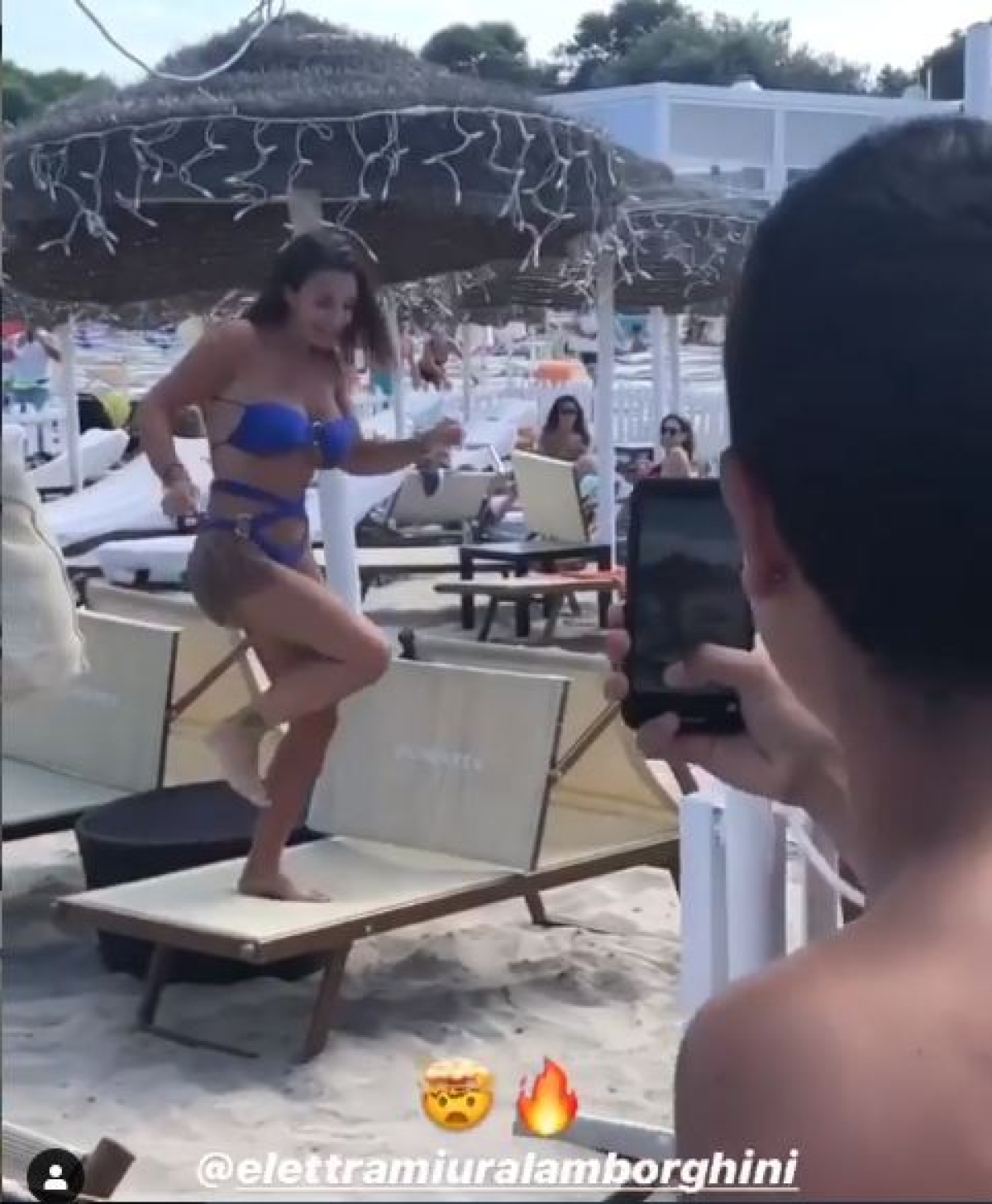 Elettra Lamborghini a Otranto: balli e selfie in spiaggia